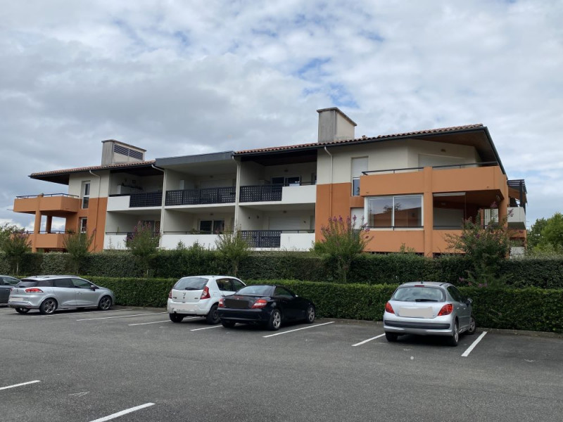 1 - appart en haut à droite, vu depuis le parking voisin