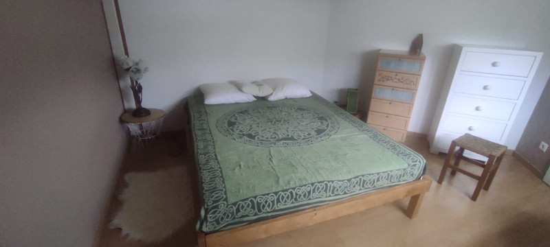 Lit sur sommier et 2 éclairages Chambre 2 - © Babouin 2025 Lit sur sommier et 2 éclairages Chambre 2