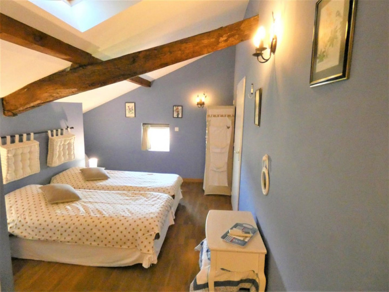 Chambre avec 2 lits ou 1 lit avec table - bureau et penderie