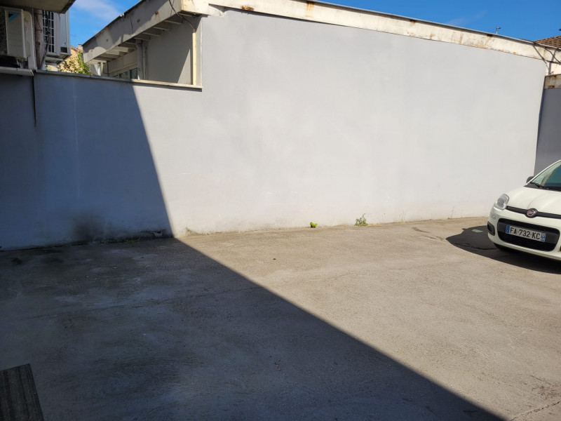 Cour-parking